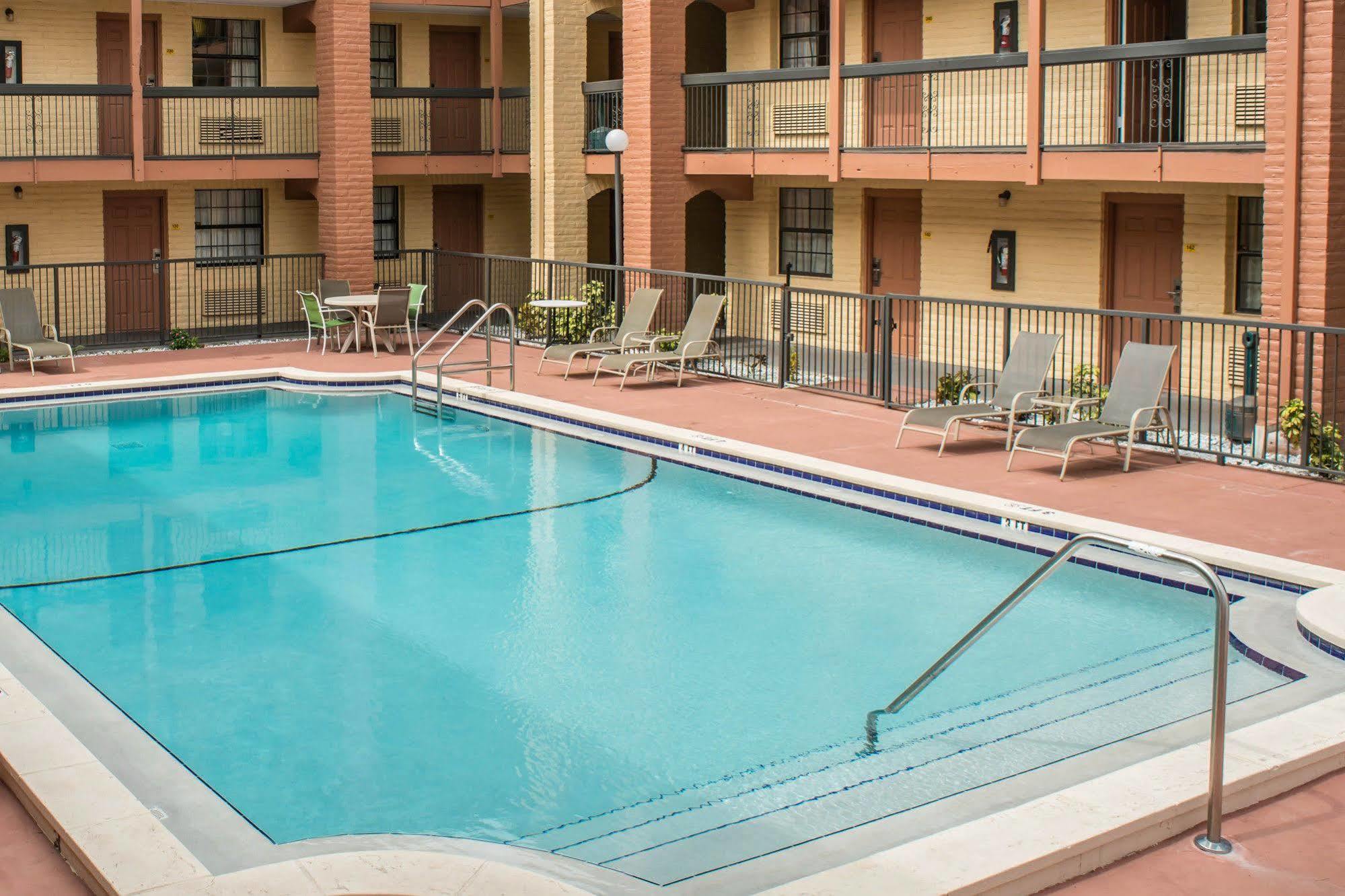 Rodeway Inn Near Ybor City - Casino Tampa Exterior photo